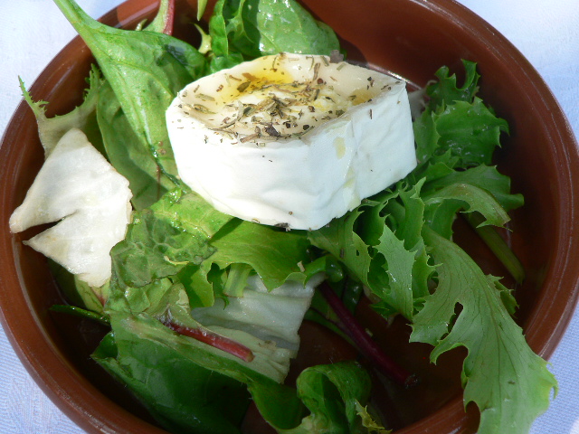 Salada com queijo