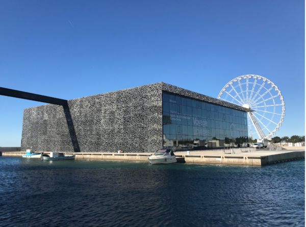 Visitas de exposições e privatização de lugares culturais.